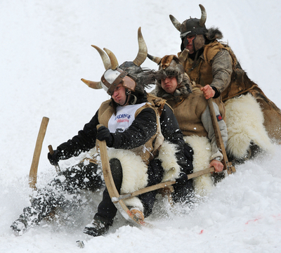 滑りながら分解？！ドイツ伝統そりレース