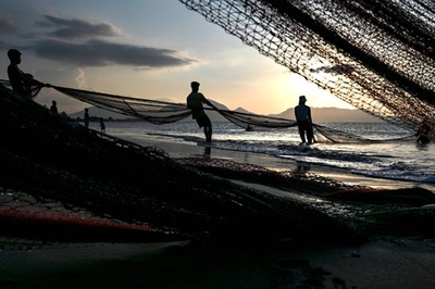 【今日の1枚】夕空にぎわす地引き網 インドネシア