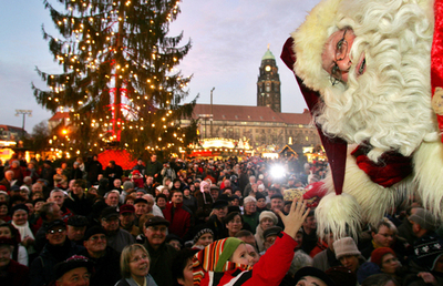 ドレスデンで恒例「クリスマス市」開催、サンタと天使が応援に