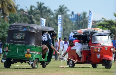 三輪自動車に乗って球を打つ、スリランカで「変わり」ポロ大会