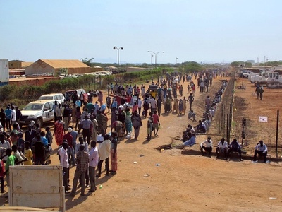 南スーダンで戦闘続く、米職員に国外退避指示 数百人死亡か