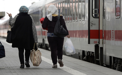 独地下鉄、難民の助け借りアラビア語の路線図作成