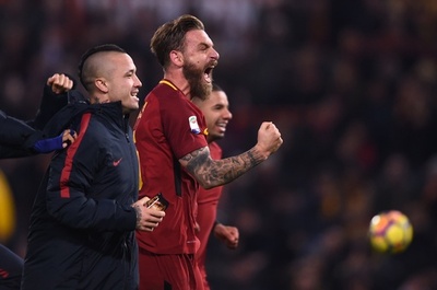 ローマ、ダービーの激闘制しナポリ追走