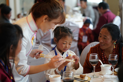 手術前に北京ダックを堪能 チベットの先天性心疾患の子どもたち