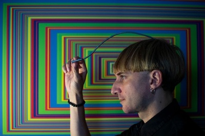 頭蓋骨にアンテナ、色が聞こえる「サイボーグ・アーティスト」