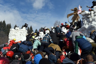 雪の要塞に殺到、ロシアで冬の終わりを祝う祭典