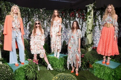 「アリス アンド オリビア」18年春夏