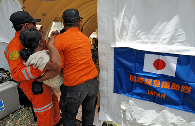 スマトラ地震からまる4日、生存者の可能性低く