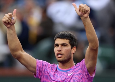 アルカラスがハチで中断の試合制す、準決勝はシナーと BNPパリバOP