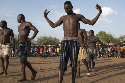 鍛錬と祖先の力、一族の名誉──ブルキナファソ伝統のレスリング