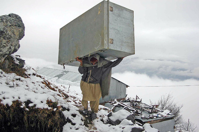 いとこと浮気の男性、トランクに隠れて窒息死 パキスタン