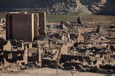 まるで古代遺跡…干上がった池の底から「村」出現 スペイン