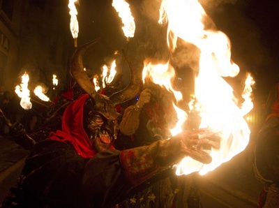 まさに地獄絵図？スペイン伝統の火祭り「コレフォック」開催