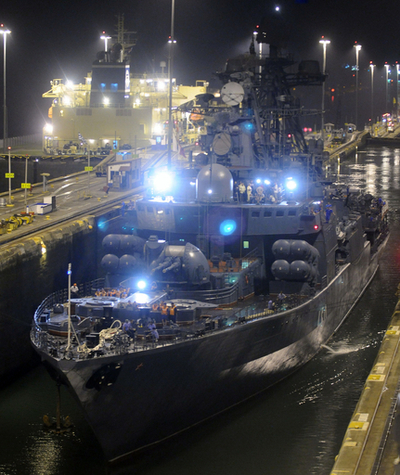 露海軍の対潜艦「アドミラル・チャバネンコ」、パナマ運河を通過