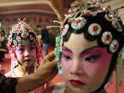 【写真特集】地方色豊かな伝統劇、担い手は小中学生