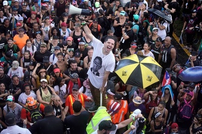 米領プエルトリコ、知事辞任求め大規模デモ 歌手R・マーティンさんも行進