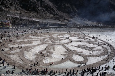 氷った川に砂絵描き、世界平和と五穀豊穣祈願　玉樹チベット族自治州