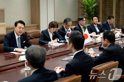 「日韓首脳会談」に抗議、歴史的象徴によじ登る…韓国・労組員2人摘発