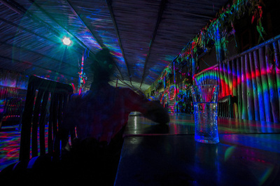 週6時間だけの「本当の自分」、ウガンダのゲイバーに集う人々