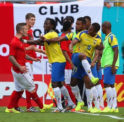 イングランドとエクアドルは引き分け、2選手が退場処分に