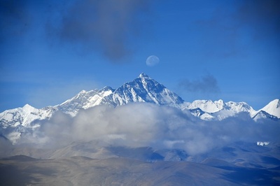 青空と白い雪、チョモランマの初夏