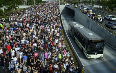 「ノーパンツ」な人たち、道路埋め尽くす 南米コロンビア