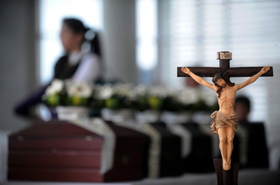 教科書に缶ビール飲むキリスト像、インドで物議に