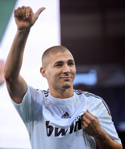 レアル・マドリード 本拠地でベンゼマの入団発表