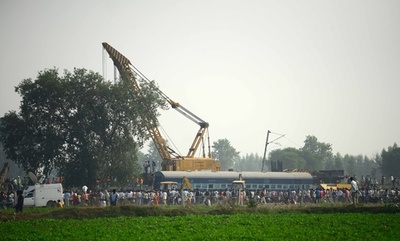 インド列車脱線事故、死者120人に 生存者の捜索続く