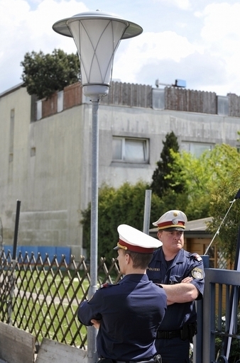 実の娘2人を19回妊娠させた男に終身刑、英国