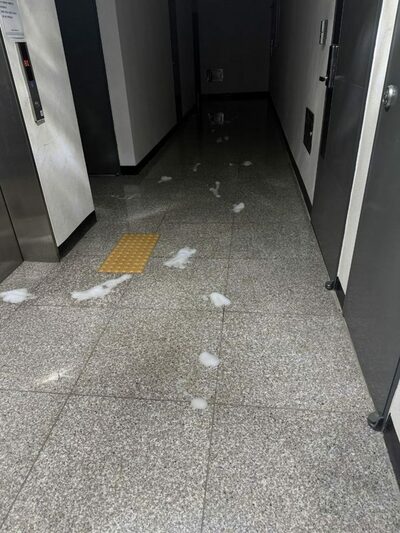 韓国・マンションの廊下に排泄物の跡…防犯カメラに配達員の姿、住民が通報へ