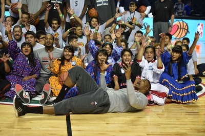 ロケッツとティンバーウルブズ、対戦控えメキシコのチームを指導