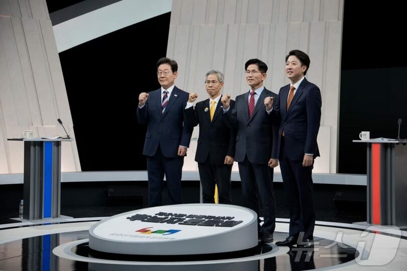 2025年5月27日、MBCスタジオでの討論会に出席した（左から）イ・ジェミョン（李在明）共に民主党候補、クォン・ヨングク（権永国）民主労働党候補、キム・ムンス（金文洙）国民の力候補、イ・ジュンソク（李俊錫）改革新党候補(c)news1