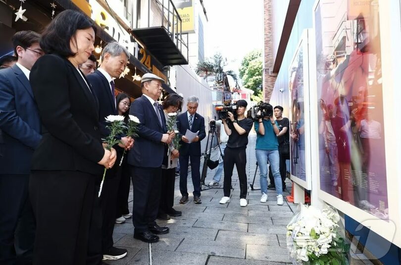6月23日、梨泰院の事故現場を訪れ、献花する「10・29梨泰院事故真相究明・再発防止特別調査委員会」のソン・ドゥファン委員長（左から3人目）(c)news1