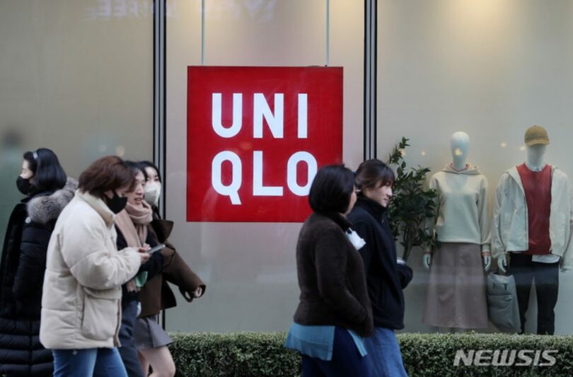 ソウルのユニクロ売り場の前を通る市民ら(c)NEWSIS