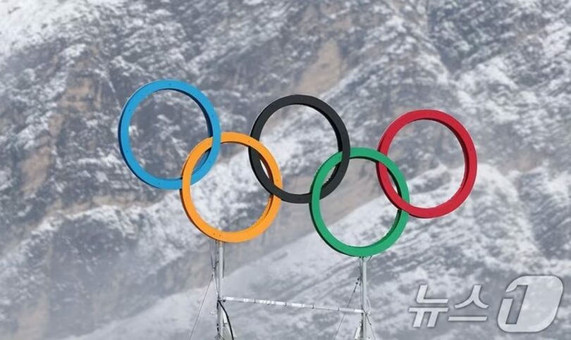 2026年ミラノ・コルティナ冬季五輪開幕を翌日に控え、イタリア・コルティナダンペッツォの会場に掲げられた五輪モニュメント(c)news1