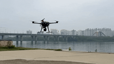 ソウル・汝矣島漢江公園で飛行する熱感知カメラ搭載ドローン(c)NEWSIS