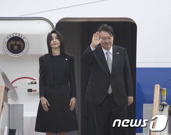 8日午前、ソウル空港を出発するユン・ソンニョル大統領と妻キム・ゴニ氏(c)news1