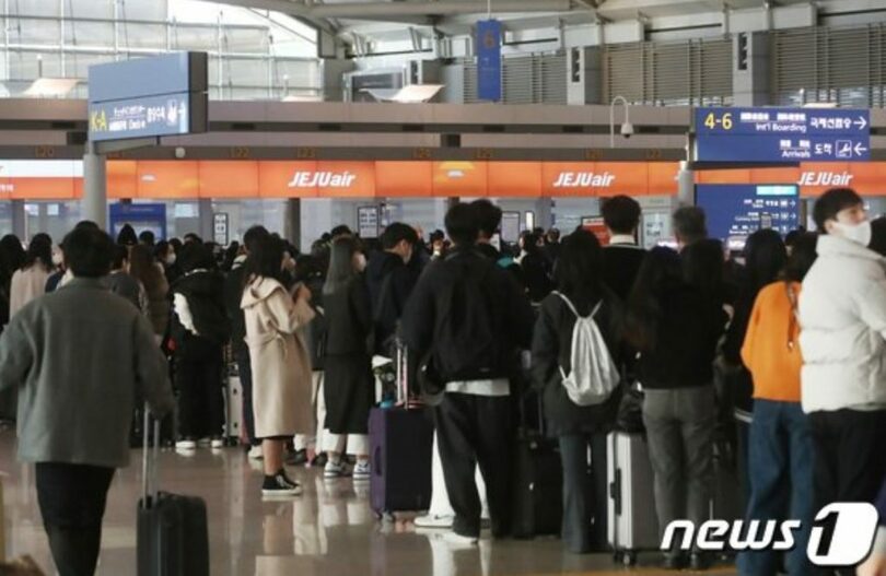 仁川空港で搭乗手続きを待つ乗客(c)news1