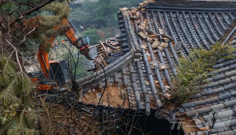 文化遺産「成北洞別墅」内にある木造建築「松石亭」で発生した火災を消火する消防当局(c)news1