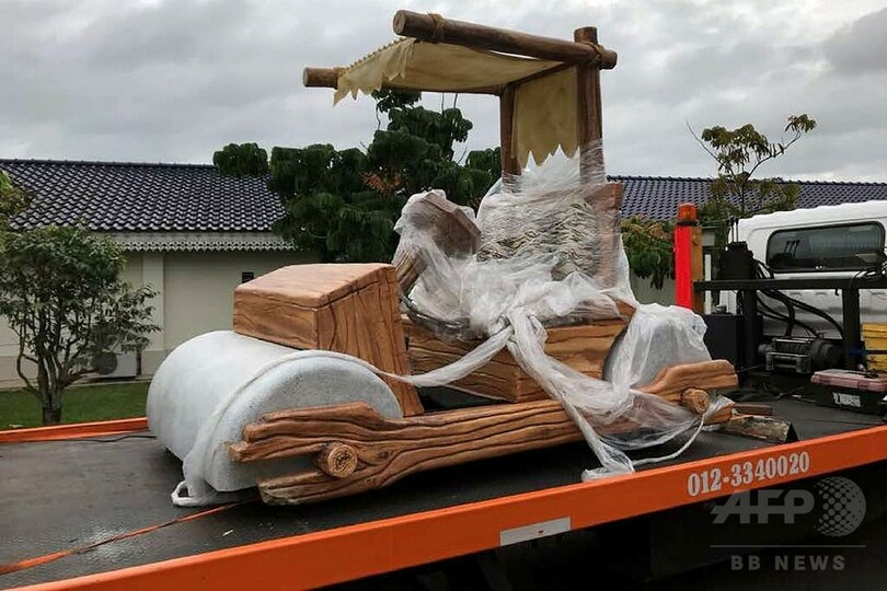 マレーシアの州首長、「フリントストーン」の実物大レプリカ車もらう