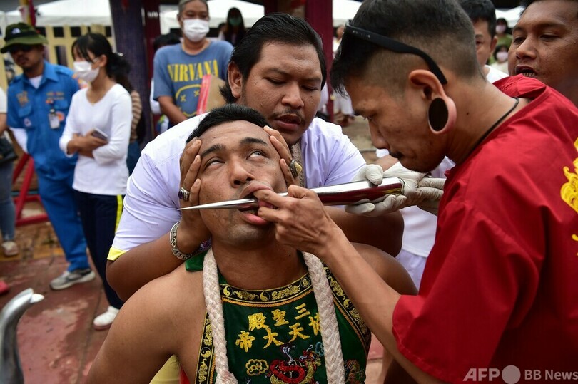 頬に串刺し通りを行進 タイ南部で毎年恒例の祭り 写真10枚 国際ニュース Afpbb News