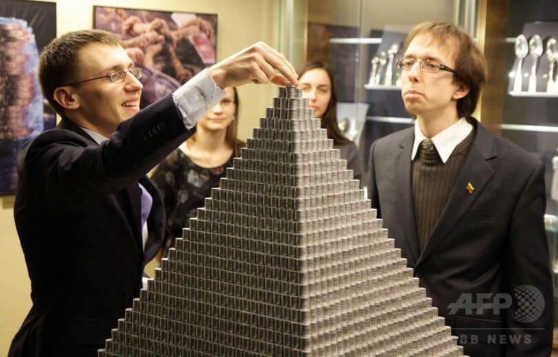 ユーロ導入迫るリトアニアで「世界最大」の硬貨ピラミッド披露