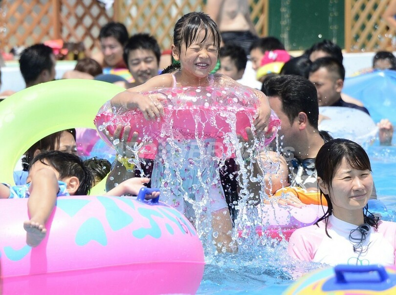 夏休みで大混雑 としまえん プールに1万5000人 写真6枚 国際ニュース Afpbb News