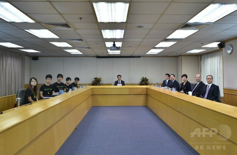 香港行政府と民主派デモのリーダーらが協議開始