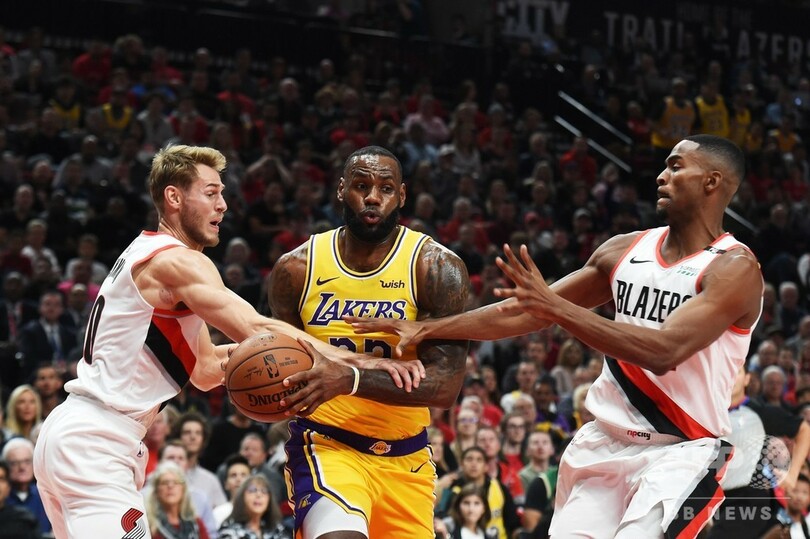 レブロン、レイカーズ初戦は黒星 豪快ダンク含む26得点も実らず