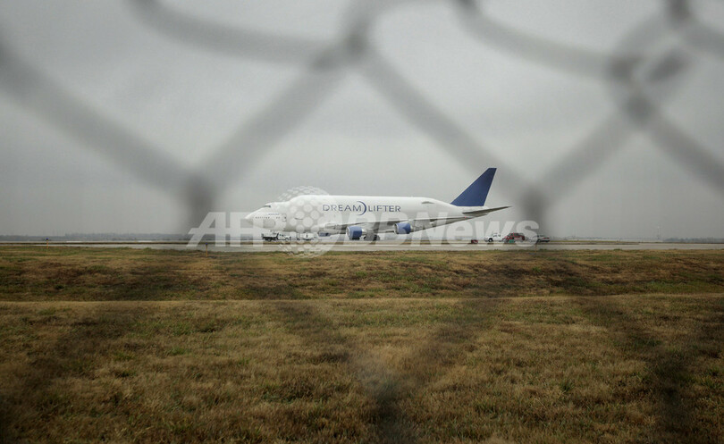 小さな空港に巨大貨物機が誤着陸、米カンザス州