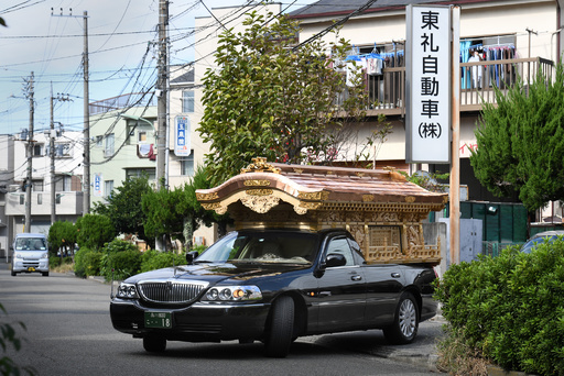 宮型霊きゅう車」残したい 最期の旅を演出する職人たちの思い乗せ走る 写真18枚 国際ニュース：AFPBB News