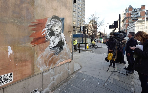 仏の移民対応批判するバンクシーの壁画、板で覆われる ロンドン 写真7