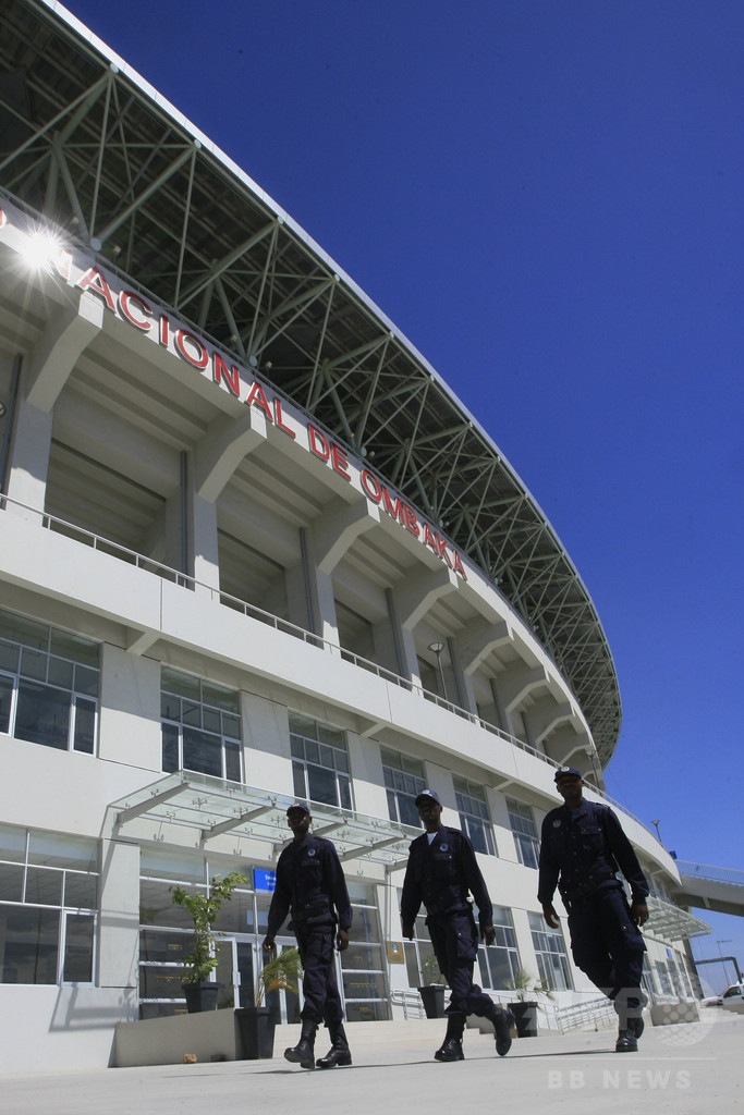 サッカーの試合で入場口にファン殺到、17人死亡 アンゴラ サッカーの試合で入場口にファン殺到、17人死亡 アンゴラ